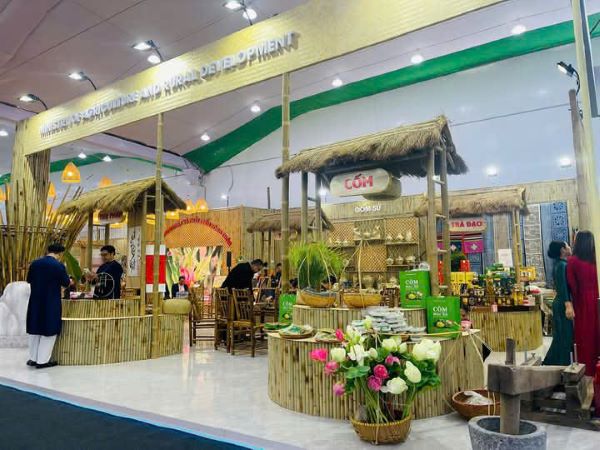 Mẫu 1 gian hàng tre chủ đề lễ Tết, truyền thống